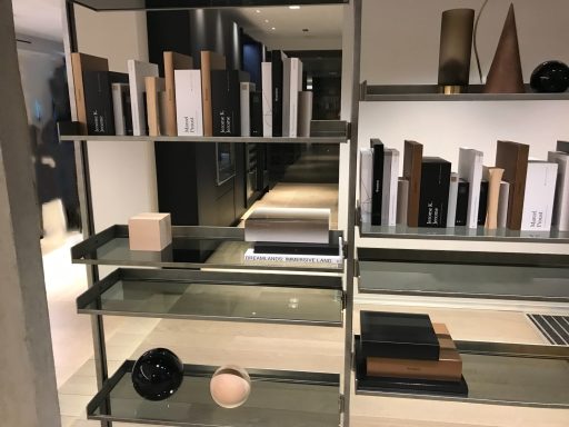 Librería minimalista de metal y cristal en reforma integral de lujo  Suárez & Co. Interiorismo.