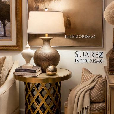 Rincón decorativo transicional con lámpara elegante, mesa auxiliar y textiles suaves, seleccionado por Suárez & Co. Interiorismo